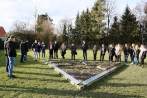 Die Schülerinnen und Schüler des EGB am Mahnmal für die Opfer des KZ Niedernhagen.