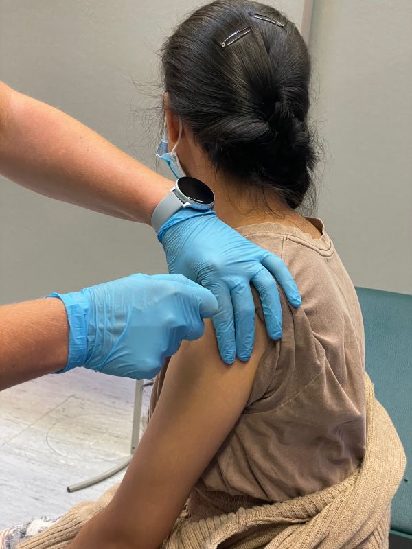 Die Schülerin der Handelsschule erhält die Covid-19-Impfung